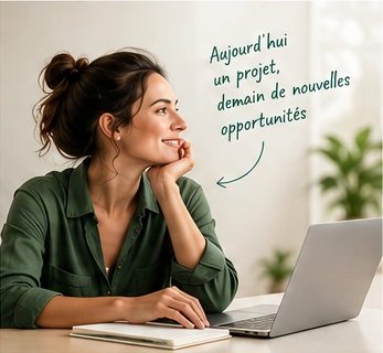 Entrepreneuse travaillant sur son projet devant son ordinateur